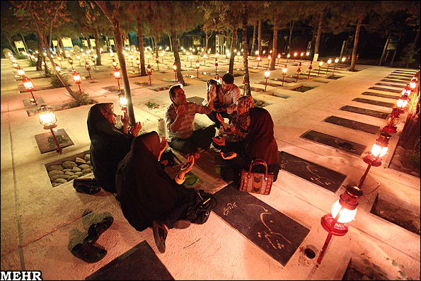 افطار در جوار شهدای گمنام بهشت زهرا تهران