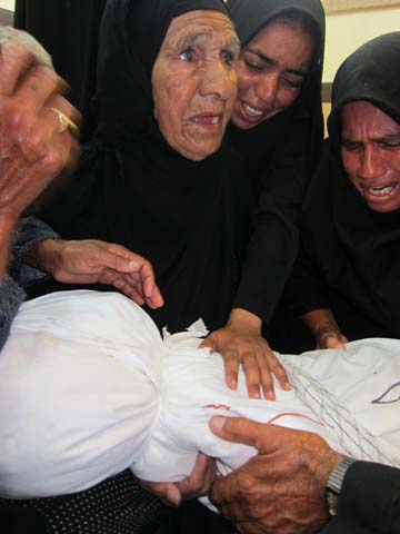 وداع مادر شهید جلال رئیسی با پیکر تازه تفحص شده اش
