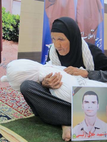 وداع مادر شهید جلال رئیسی با پیکر تازه تفحص شده اش