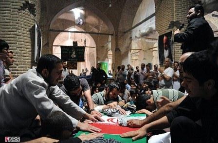 تشییع پیکر 3 شهید گمنام در جمع معتکفین مسجد جامع بازار تهران