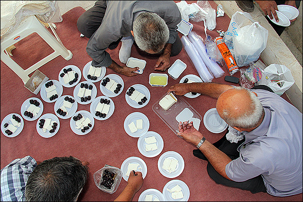 افطار تاکسیرانان در جوار شهدای گمنام کهف الشهدا