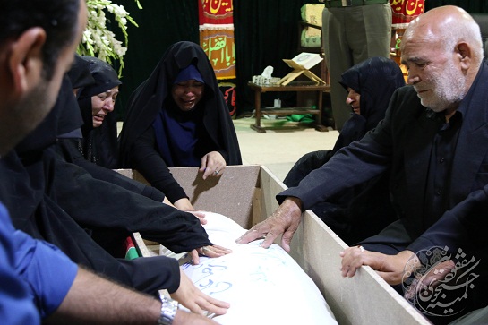 دیدار خانواده شهید عزت الله رضاعلی با پیکر فرزندشان پس از ۳۰ سال 3