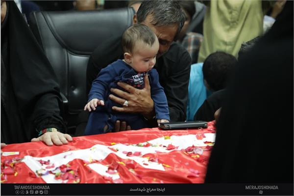 وداع با پیکر مطهر شهید مدافع حرم مهدی اکبرپور روشن 18 تیر 1402 7