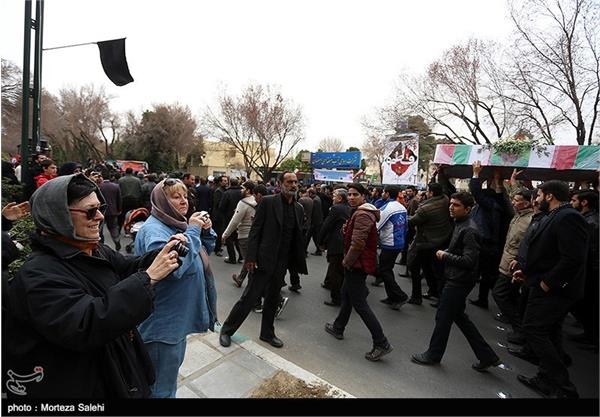مراسم تشییع پیکر ۱۲ شهید دفاع مقدس در اصفهان 17