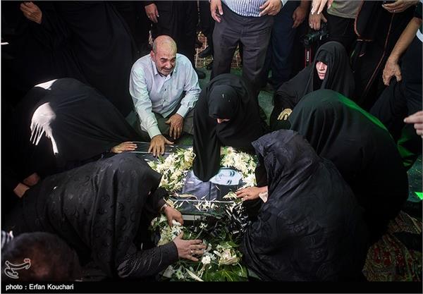 اولین دیدار خانواده شهید مرتضی محمد با فرزند شهیدشان 2