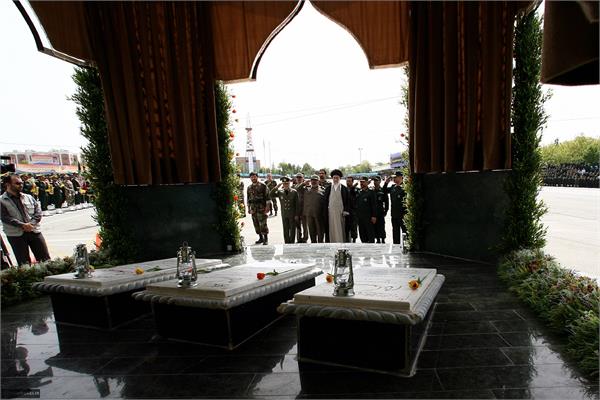 تصاویر حضور مقام معظم رهبری در حرم مطهر دانشگاه افسری امام حسین علیه السلام