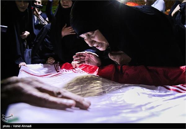 نخستین دیدار خانواده شهید علیرضا بدرخانی بعد از ۲۸ سال با پیکرش 4