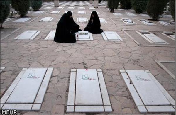 افطاری در جوار مزار شهدای گمنام