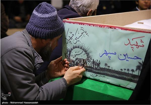 دیدار خانواده شهید تازه تفحص شده حسین سپهر با پیکر وی 14