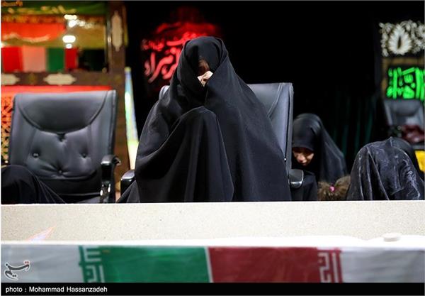 دیدار خانواده شهید تازه تفحص شده حسین سپهر با پیکر وی 1