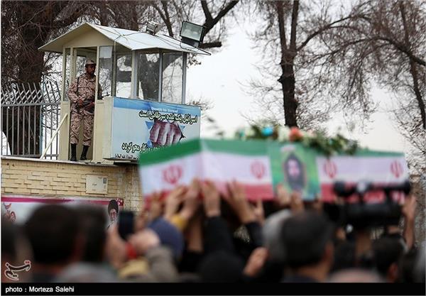 مراسم تشییع پیکر ۱۲ شهید دفاع مقدس در اصفهان 4