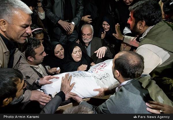 اولین دیدار خانواده شهید حیدری با فرزند شهیدشان 16