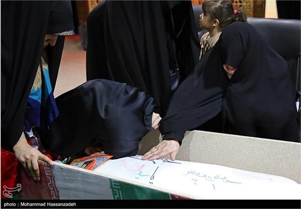 دیدار خانواده شهید تازه تفحص شده حسین سپهر با پیکر وی 7