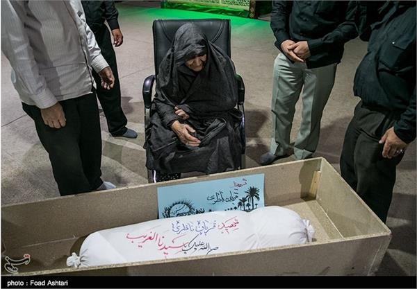 دیدار خانواده شهیدقربان نظری با پیکر فرزندشان 4