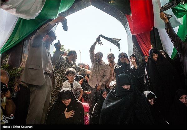 اولین دیدار خانواده شهید مرتضی محمد با فرزند شهیدشان 7