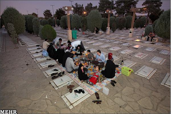 افطار در جوار مزار شهدای گمنام