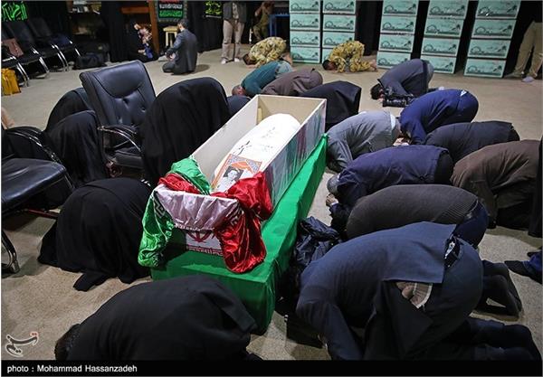 دیدار خانواده شهید تازه تفحص شده حسین سپهر با پیکر وی 8