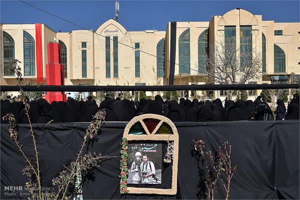 مراسم تشییع و تدفین پیکر مطهر دو شهید گمنام در شیراز‎ 11