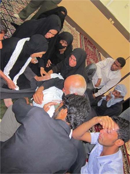 وداع مادر شهید جلال رئیسی با پیکر تازه تفحص شده اش