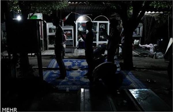 افطاری در جوار مزار شهدای گمنام