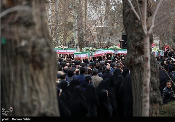 مراسم تشییع پیکر ۱۲ شهید دفاع مقدس در اصفهان 3