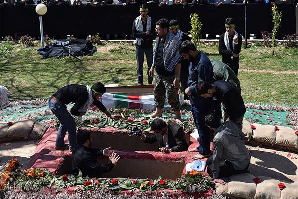 مراسم تشییع و تدفین پیکر مطهر دو شهید گمنام در شیراز‎ 15