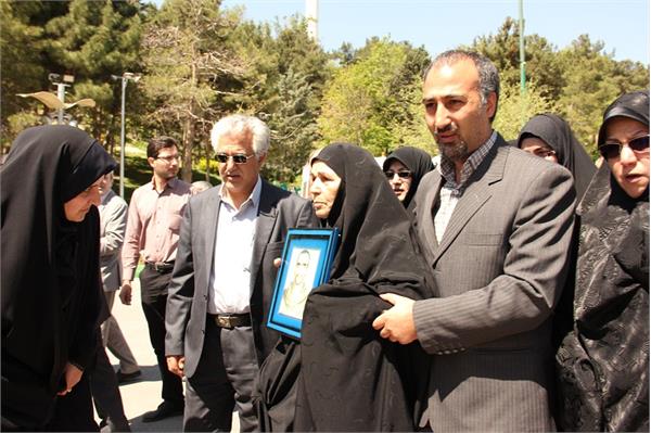 حضور خانواده شهید تازه شناسایی شده عباس امیری در باغ موزه 3