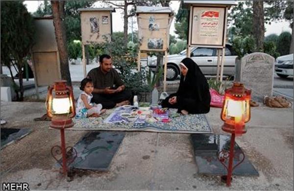 افطاری در جوار مزار شهدای گمنام