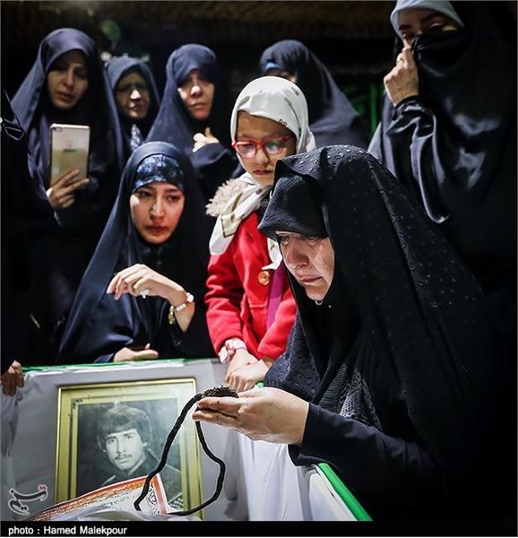 دیدار خانواده شهید تازه تفحص شده مهدی سیفی با پیکر وی 3