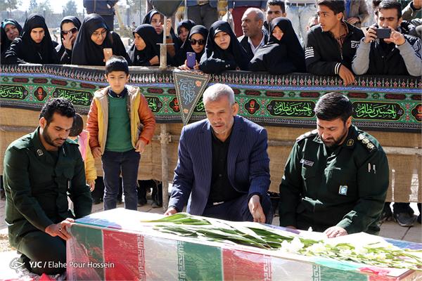 مراسم تشییع و تدفین دو شهید گمنام دفاع مقدس در شیراز 8