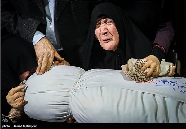 دیدار خانواده شهید تازه تفحص شده مهدی سیفی با پیکر وی 12
