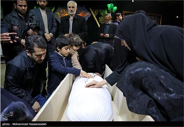 دیدار خانواده شهید تازه تفحص شده حسین سپهر با پیکر وی 13