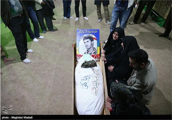 دیدار خانواده شهید کنی با پیکر فرزندشان پس از ۳۲ سال