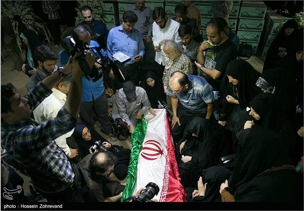 دیدار خانواده شهید ناصر مظفری با پیکر فرزندشان پس از ۳۳ سال 5