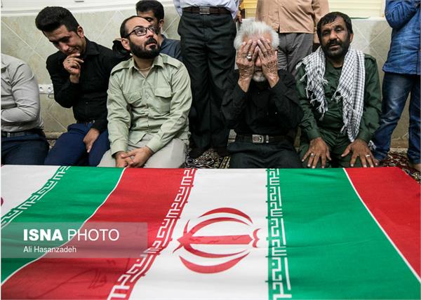 دیدار خانواده دو شهید لامردی با پیکر فرزندانشان 4