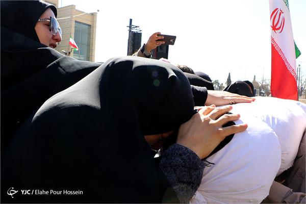 مراسم تشییع و تدفین دو شهید گمنام دفاع مقدس در شیراز 16