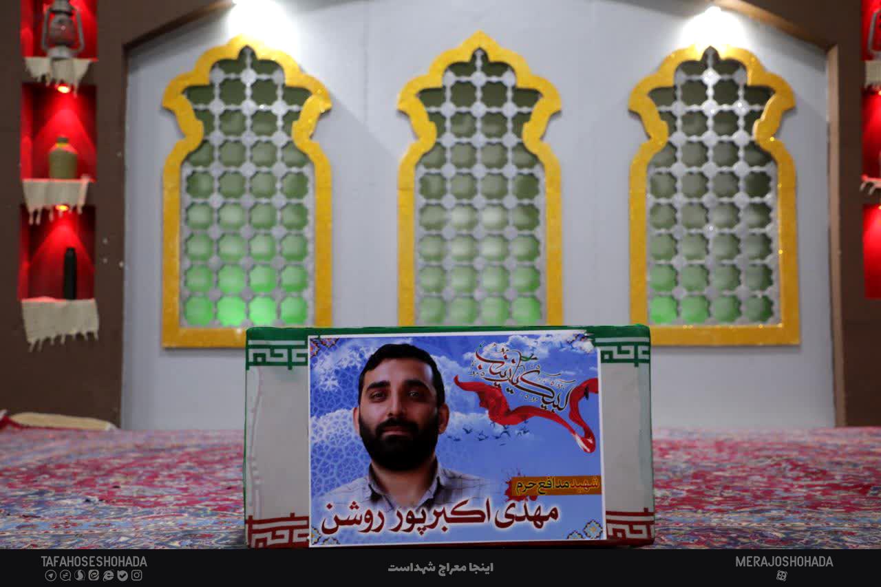 وداع با پیکر مطهر شهید مدافع حرم مهدی اکبرپور روشن 18 تیر 1402 9