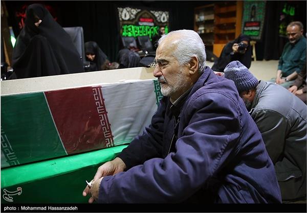 دیدار خانواده شهید تازه تفحص شده حسین سپهر با پیکر وی 6