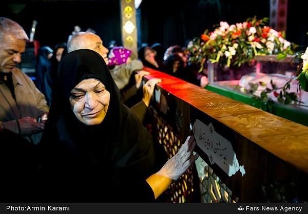 اولین دیدار خانواده شهید حیدری با فرزند شهیدشان 30