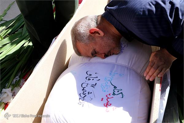 مراسم تشییع و تدفین دو شهید گمنام دفاع مقدس در شیراز 14