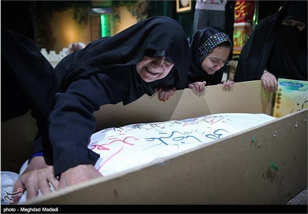دیدار خانواده شهید کنی با پیکر فرزندشان پس از ۳۲ سال