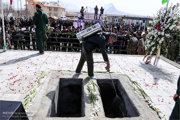 مراسم تشییع و خاکسپاری دو شهید گمنام در خمین 25