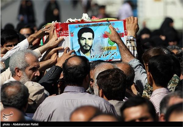 تشییع پیکر شهید غواص امیر مسعود محمدزاده در استان همدان 9