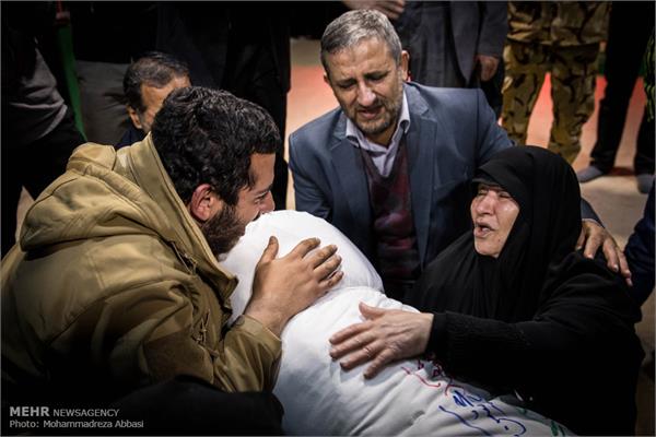 اولین دیدار خانواده شهید تازه تفحص شده در معراج شهداء 12