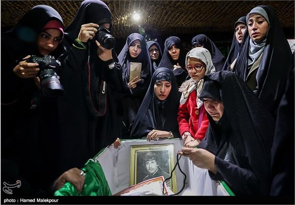 دیدار خانواده شهید تازه تفحص شده مهدی سیفی با پیکر وی 4