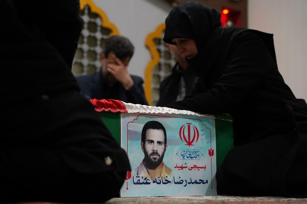 وداع با پیکر مطهر بسیجی تازه تفحص شده "محمدرضا خانه عنقا" - 8 بهمن 1403 10