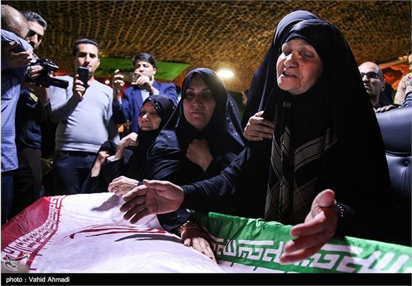 نخستین دیدار خانواده شهید علیرضا بدرخانی بعد از ۲۸ سال با پیکرش 17