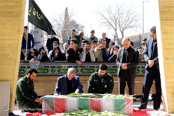 مراسم تشییع و تدفین دو شهید گمنام دفاع مقدس در شیراز 11