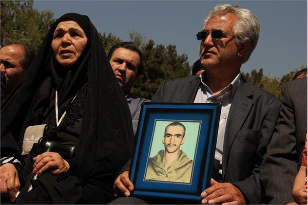 حضور خانواده شهید تازه شناسایی شده عباس امیری در باغ موزه 11