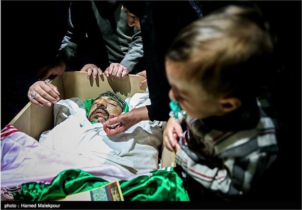 وداع با پیکر شهید مدافع حرم احمد اسماعیلی 4